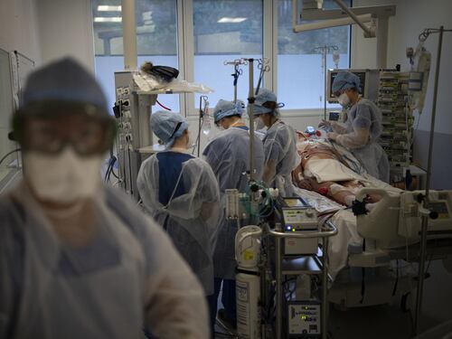 Covid, il bollettino del 29 dicembre fa venire i brividi: quasi 100 mila contagi, i morti sono 136