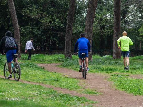 Scavalca per entrare al parco a Roma, denunciato