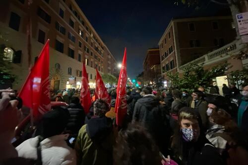 Fiume di gente contro lo sgombero