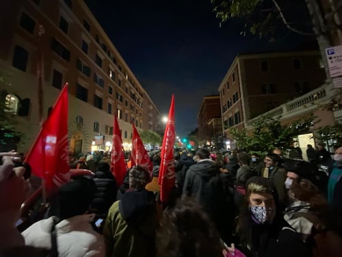Fiume di gente contro lo sgombero