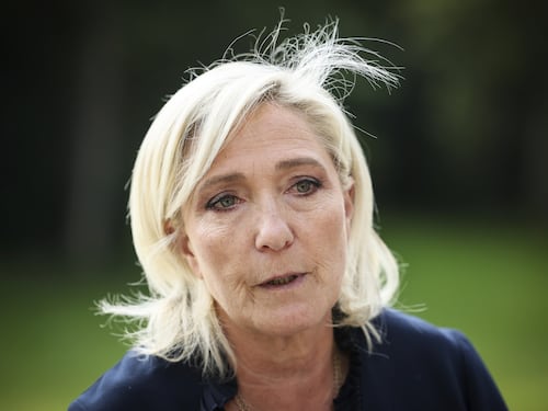 Dossieraggio, spiarono anche Le Pen: così volevano colpire l’alleata di Salvini