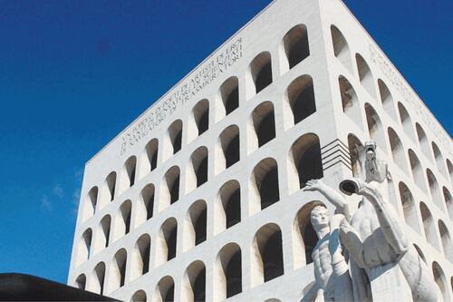Roma, la fermata metro Eur Magliana diventa Colosseo. Residenti contro la folle proposta