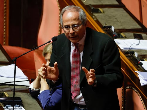 Sinistra nella bufera, anche l’ex dem Crisanti si aggiunge al coro pro-Hamas: “Ben venga se vince”