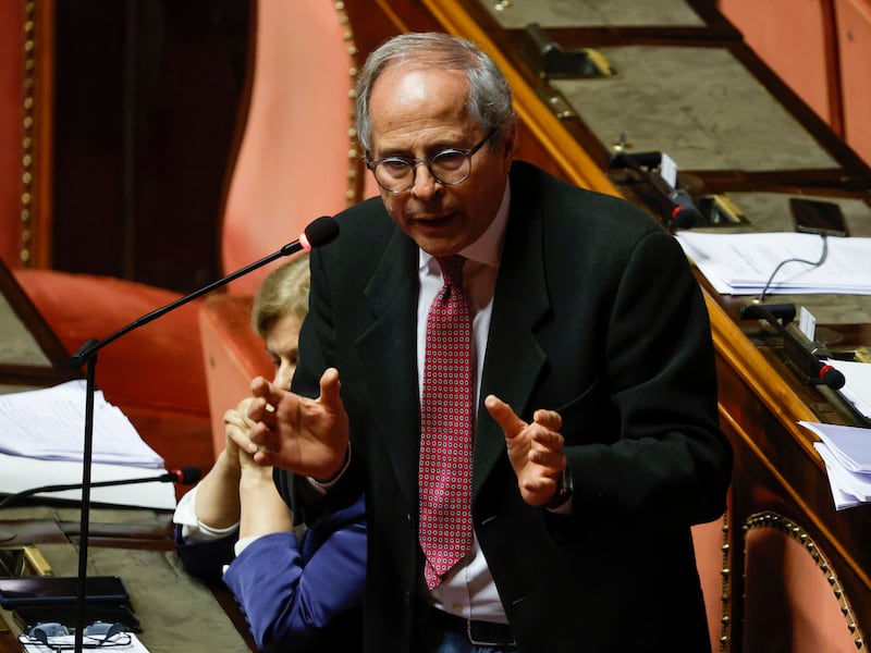 Sinistra nella bufera, anche l’ex dem Crisanti si aggiunge al coro pro-Hamas: “Ben venga se vince”