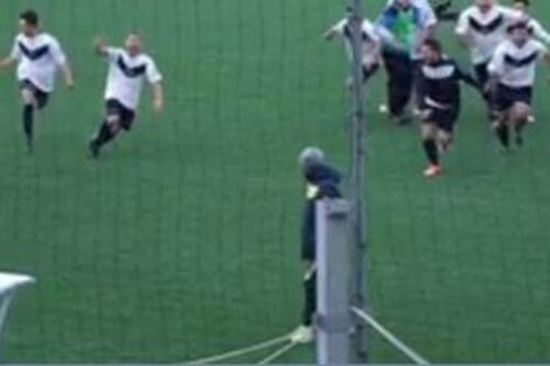 Segna un gol e fa il saluto romano a Marzabotto