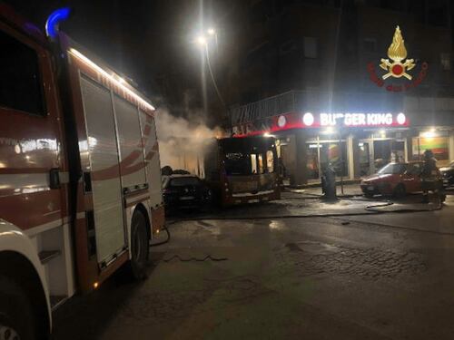 Auto si schianta contro bus a metano. Conducente muore sul colpo a Roma