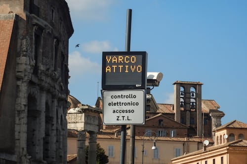 La beffa delle strisce blu. Ztl aperte ma si pagherà per parcheggiare l’auto