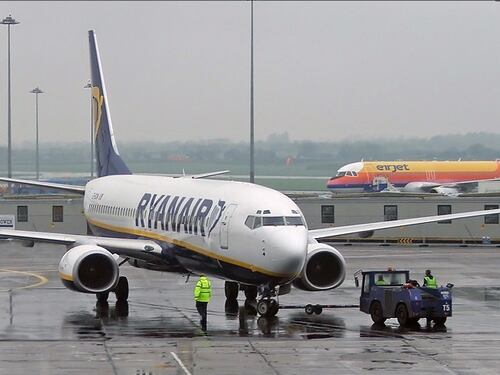 Ryanair scrive ai piloti italiani: se scioperate saltano aumenti e promozioni