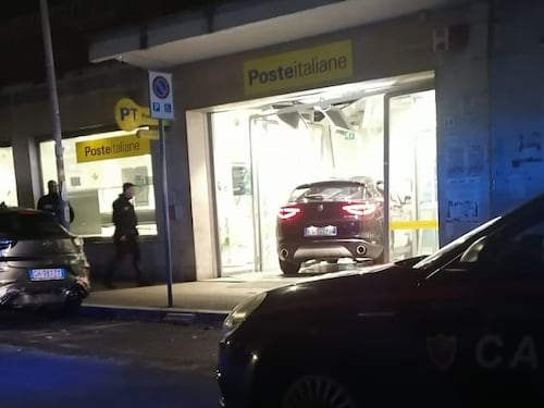 Auto-ariete alle Poste di Tor Pignattara. Ma i rapinatori restano senza bottino