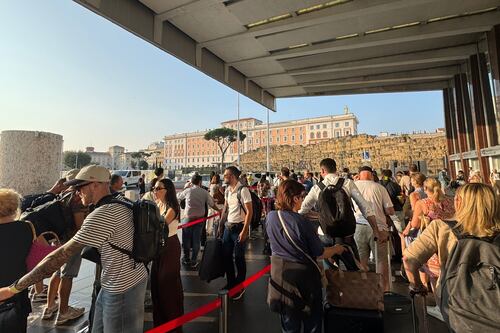 Caos taxi alla stazione Termini. Le mille licenze di Gualtieri sono fantasma