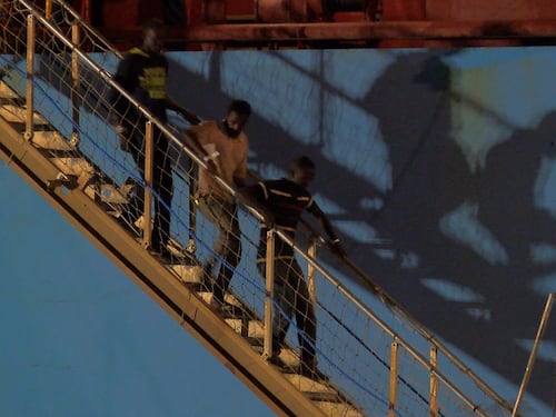 Sbarcati a Pozzallo i 450 migranti. Salvini: "È una vittoria politica"