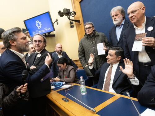 Remigrazione, la sinistra spaccia la censura per liberazione: "Fuori i fascisti dalla Camera"