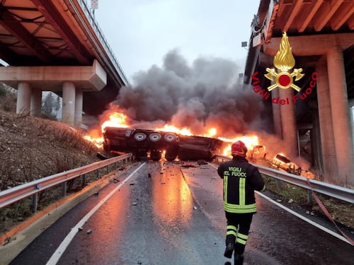 Incidente A1, tir precipita dal viadotto e prende fuoco: morto il conducente