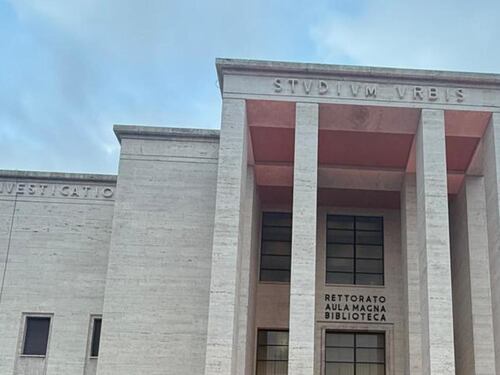 Studente fuori sede trovato senza vita in casa, il giallo del telefonino