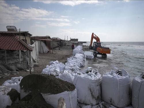 Zingaretti all’ultima spiaggia. Il mare si mangia il litorale