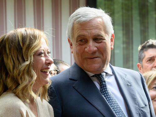 Sondaggio, centrodestra compatto e in buona salute: salgono FdI e FI. Crollo M5S