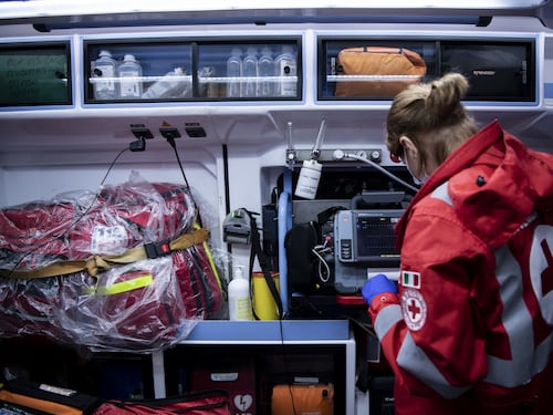 Ambulanza assaltata dalla baby gang. Clamoroso a Napoli