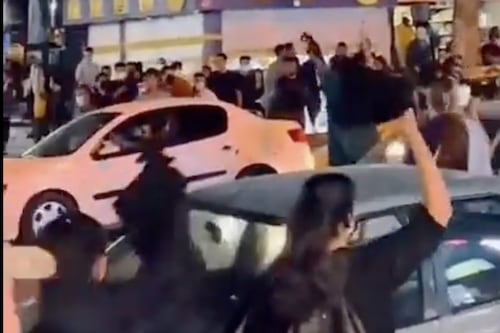 Protesta inarrestabile delle donne in Iran: così sventolano il velo in strada