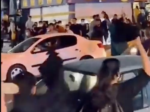 Protesta inarrestabile delle donne in Iran: così sventolano il velo in strada