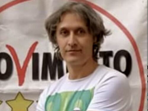 "Si diventa gay a causa dei vaccini". Cosa ha detto l'ex grillino in consiglio