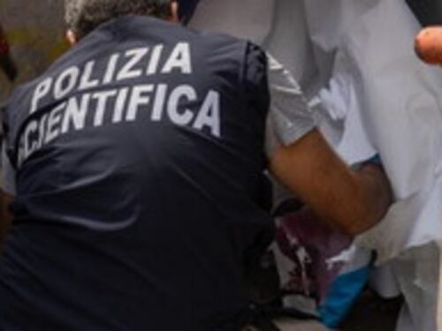 Strage familiare, è caccia al killer: bengalese come vittime, indossava guanti