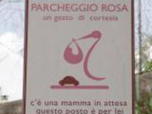 I parcheggi per le mamme li occupano gli uomini
