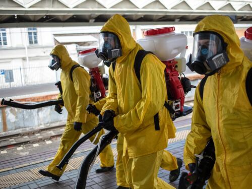 Coronavirus meno aggressivo. Perché litigano gli scienziati
