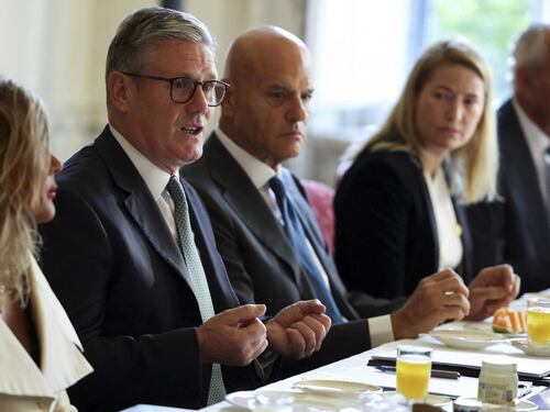 Starmer da Meloni: "Ha abbattuto gli sbarchi, qui per capire come ha fatto"