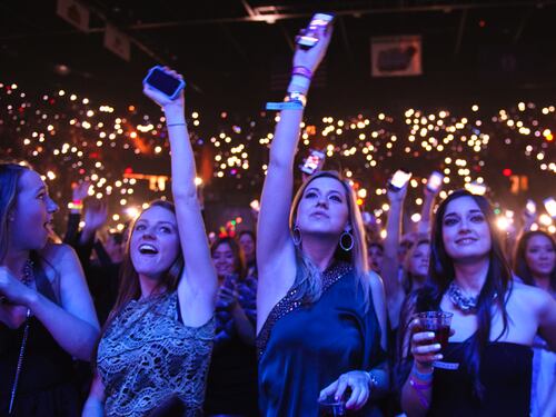 Concerti: per i fan del nuovo Millennio lo smartphone è indispensabile