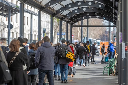 Scioperi, sarà un maggio da incubo per i trasporti: disagi a raffica tra treni, aerei e trasporto locale