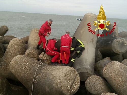 Fiumicino, pescatore scivola in mare dopo un'onda e muore