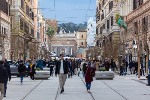 Artisti di strada banditi pure da via Ottaviano. Ennesimo diktat del Municipio