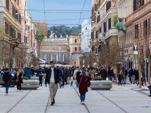 Artisti di strada banditi pure da via Ottaviano. Ennesimo diktat del Municipio