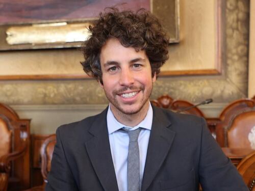 Pd, l'ex sardina Mattia Santori rivela le mosse di Elly Schlein: svolta radicale