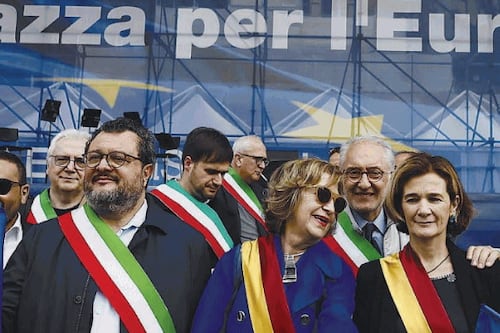Piazza di sinistra a spese nostre, pagati pure i biglietti del treno: bufera su Gualtieri