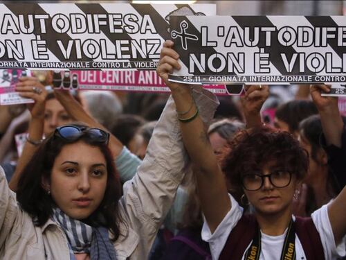 Le donne manifestano contro la violenza. Oggi tutte in piazza