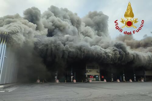 Maxi-incendio nella discarica di Malagrotta, la colonna di fumo verso Roma
