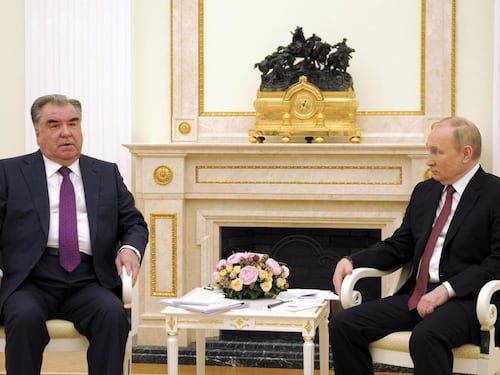 Vladimir Putin, nuovo video rivelatore della malattia? Come muove la gamba davanti alle telecamere