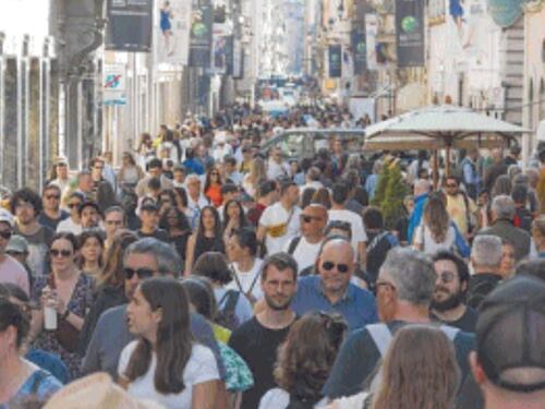 Roma, boom di turisti e Centro preso d'assalto. Ma i servizi sono un flop