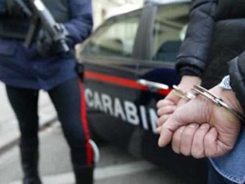 Tenta furto in casa ma al piano superiore c’è un carabiniere