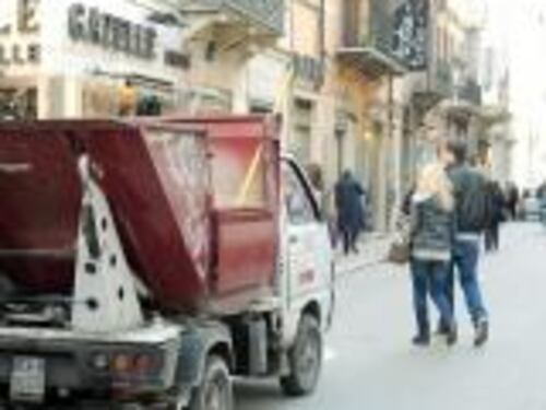 Caos rifiuti in centro Negozianti in rivolta