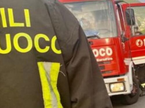 Roma, incendio nel centro sportivo Aquaniene: evacuate 200 persone