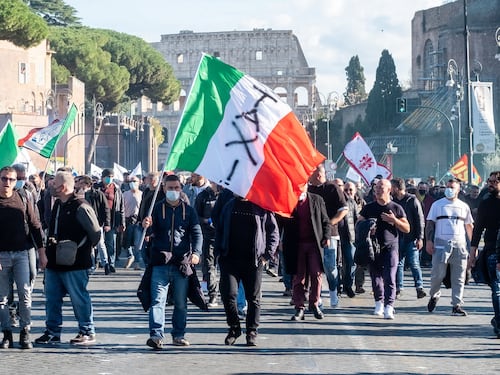 Per Mario Draghi si apre la grana taxi. Autisti pronti a bloccare le città contro il ddl Concorrenza