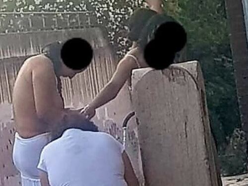 Roma, due donne si fanno il bidet nella fontanella del cimitero Verano