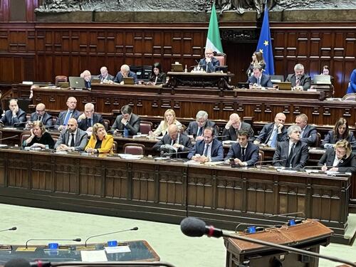 Meloni alla Camera senza i ministri della Lega. Opposizioni scatenate, poi il colpo di scena