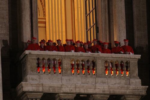Papa Francesco e il Conclave segreto. Da Zuppi a Erdo i due volti della Chiesa