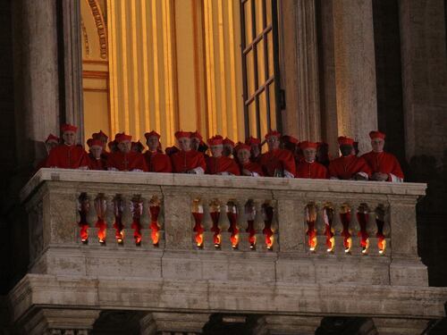Papa Francesco e il Conclave segreto. Da Zuppi a Erdo i due volti della Chiesa
