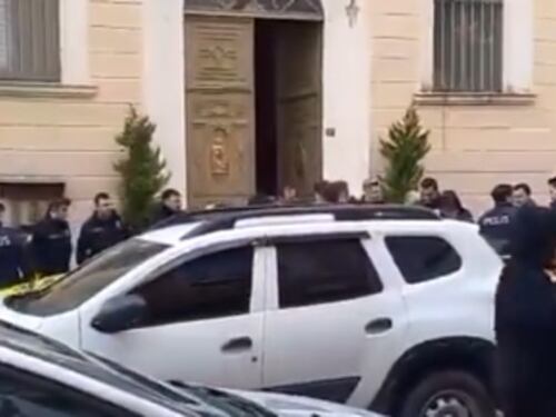 Istanbul, attacco in una chiesa italiana: una vittima. È caccia ai terroristi