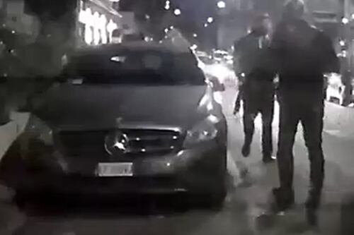 Litiga col tassista e gli stacca l'orecchio a morsi