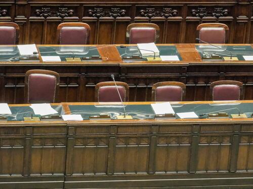 FdI, il fango e la polemica del familismo. E la sinistra colloca mogli e figli